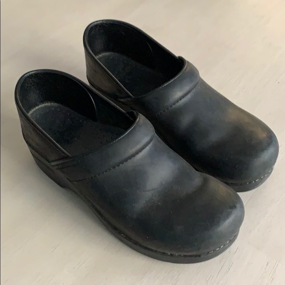 Dansko black oil Narrow Clogs Sz 40